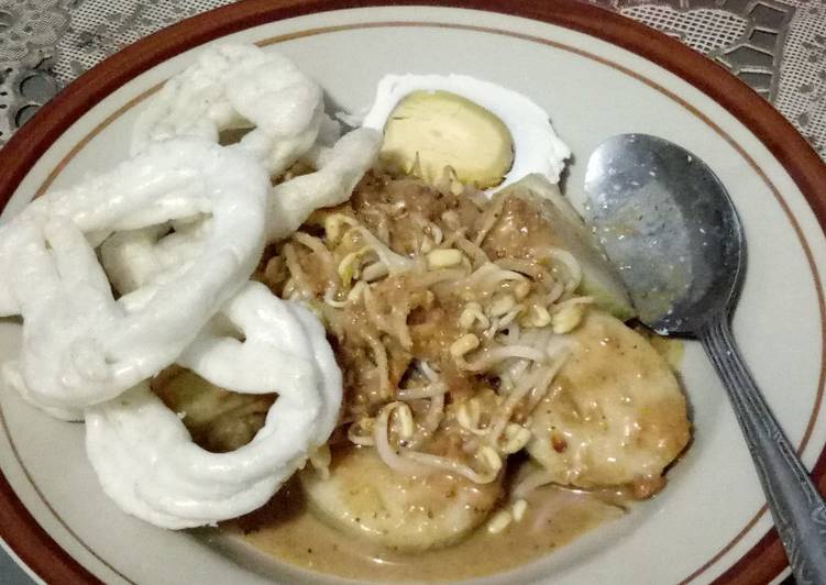 Lontong pecel