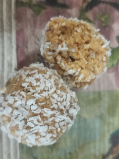 Una foto de Trufas de avena, coco y pasta de maní