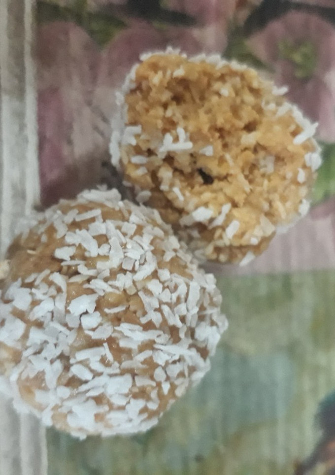 Una foto de Trufas de avena, coco y pasta de maní