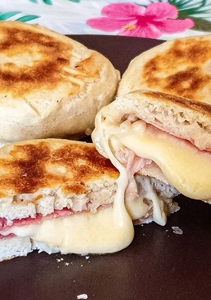 Foto di Focaccine ripiene in padella senza lievitazione