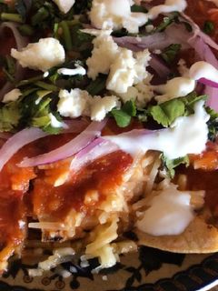 Una foto de Chilaquiles rojos