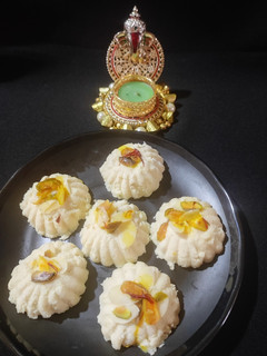 ચોખા ના ફીણીયા લાડુ (Chokha Finiya Ladoo Recipe In Gujarati) રેસીપી મુખ્ય ફોટો