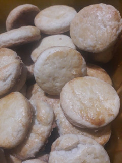 Una foto de Scones dulces para el mate😋