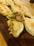 Espanadas de espinaca, carne y salsa blanca