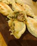 Espanadas de espinaca, carne y salsa blanca