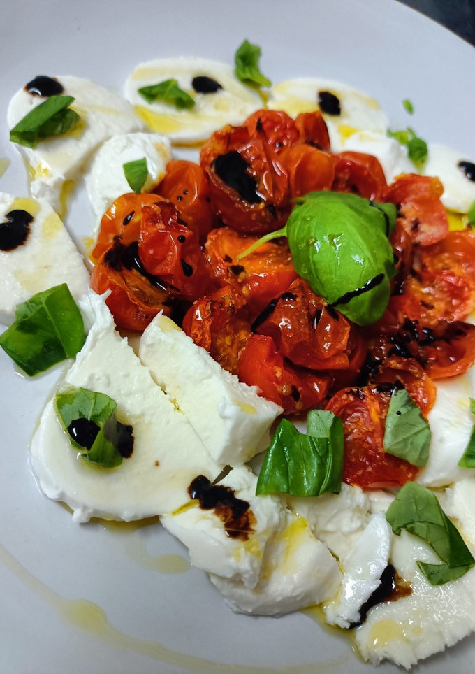 Una foto de Mozzarella y tomates cherry asados(airfryer)