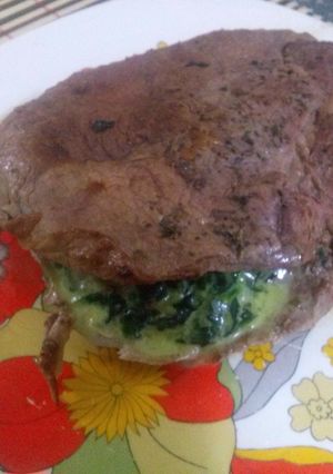 Una foto de Bife relleno de espinaca y queso