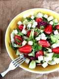 Lechuga variada con queso feta y fresas