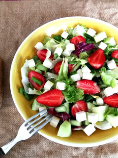 Foto principal de Lechuga variada con queso feta y fresas