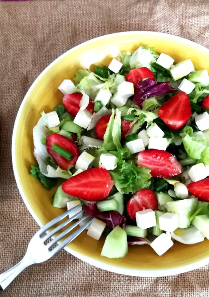 Una foto de Lechuga variada con queso feta y fresas