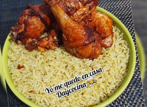 Una foto de Pollo frito con ají panca y arroz verde 👩‍🍳