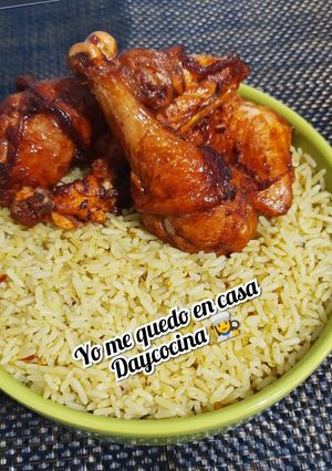 Una foto de Pollo frito con ají panca y arroz verde 👩‍🍳