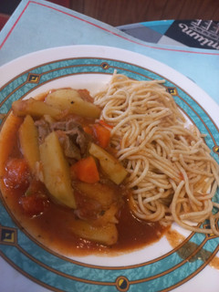 Una foto de Estofado de carne con fideos 💙