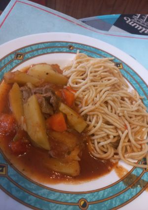 Una foto de Estofado de carne con fideos 💙