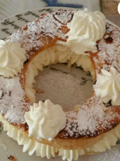 Una foto de Corona de hojaldre relleno de nata