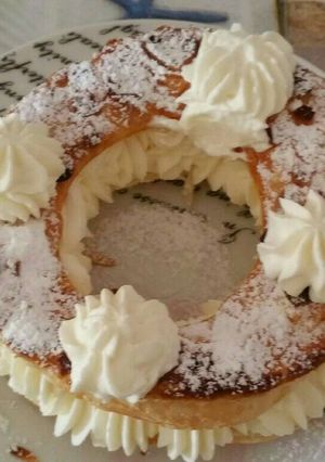 Una foto de Corona de hojaldre relleno de nata
