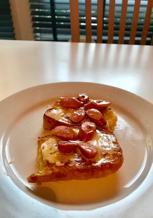 Hình của món Bánh mì hoa cúc & xúc xích Đức ăn vặt.