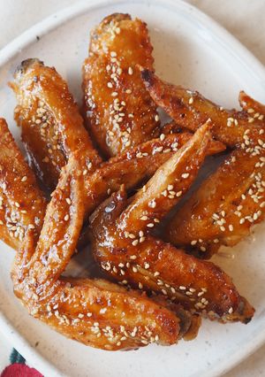 Una foto de Alitas de pollo Tebasaki (手羽先揚げ)