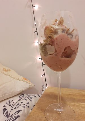 Una foto de Copa helada de banana y frutilla