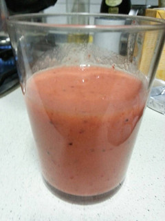 Una foto de Zumo de naranja con fresas
