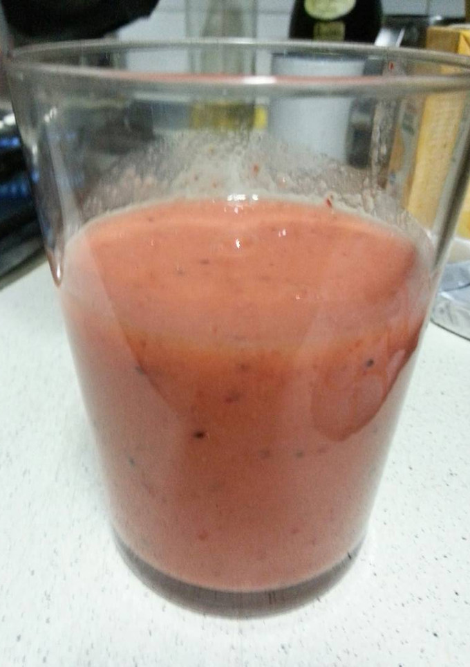 Una foto de Zumo de naranja con fresas
