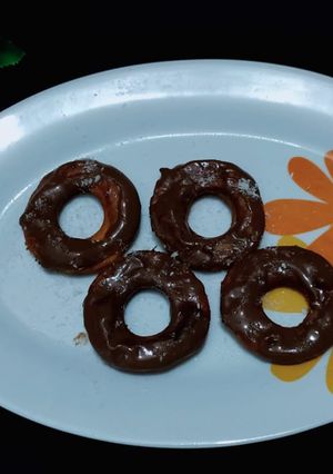 चॉकलेटी डोनेट(Chocolati Doughnut recipe in hindi) रेसिपी मुख्य फोटो