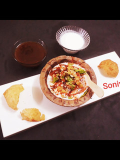 ड्राई फ्रूट्स आलू टिक्की चाट (dry fruits aloo tikki chaat recipe in Hindi) रेसिपी मुख्य फोटो