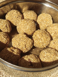 तिल गुड़ के लड्डू (Til gur ke laddu recipe in Hindi) रेसिपी मुख्य फोटो