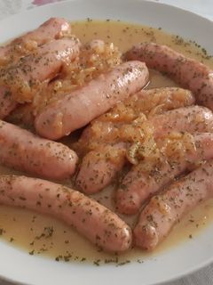Una foto de Salchichas de pollo al vino blanco