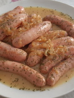Una foto de Salchichas de pollo al vino blanco