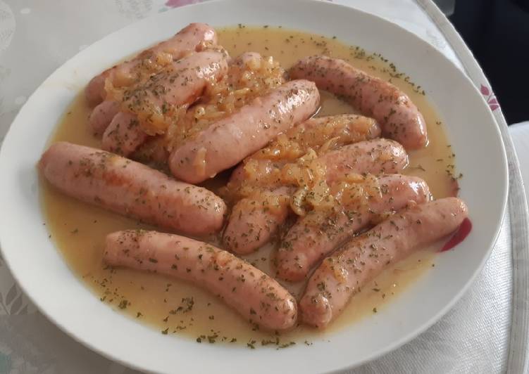 Salchichas de pollo al vino blanco