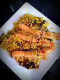 Arroz integral de cigalitas con fondo de restos pescado asado