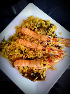 Una foto de Arroz integral de cigalitas con fondo de restos pescado asado