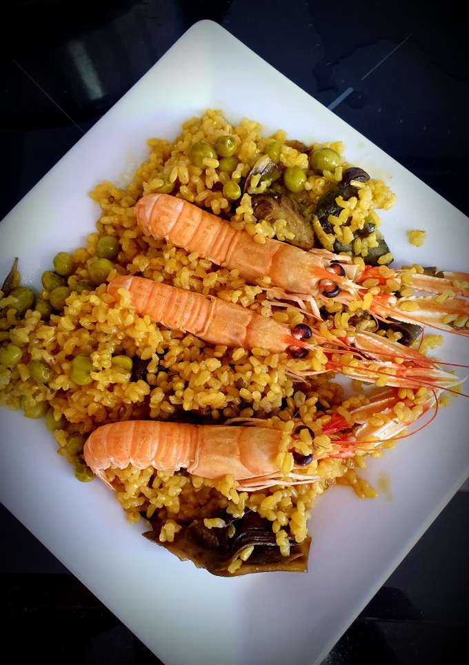Una foto de Arroz integral de cigalitas con fondo de restos pescado asado