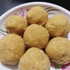 A picture of Besan ke laddoo.