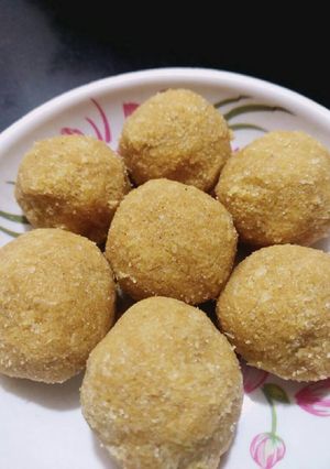 A picture of Besan ke laddoo.