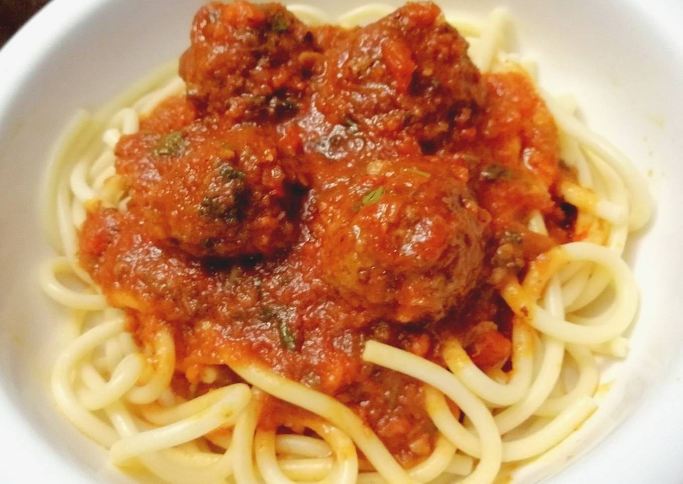 Albóndigas Boloñesa y Bucatinis