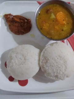 தேங்காய் பால் இட்லி (Thenkaai paal idli recipe in tamil) செய்முறை முக்கிய புகைப்படம்
