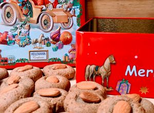 Una foto de Galletas navideñas 🧑‍🎄🌲 de almendras y miel con especias Speculaas 🍪 Cookies sin gluten 🍯sin balanza ⚖️