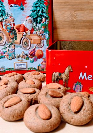 Una foto de Galletas navideñas 🧑‍🎄🌲 de almendras y miel con especias Speculaas 🍪 Cookies sin gluten 🍯sin balanza ⚖️