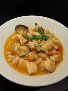 Una foto de Habichuelas con salmón y almejas (alubias)