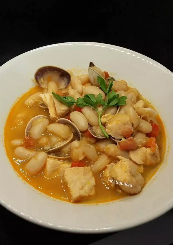 Una foto de Habichuelas con salmón y almejas (alubias)
