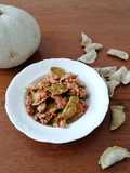 Mezzelune di cicoria ripiene di zucca con ragù di salsiccia