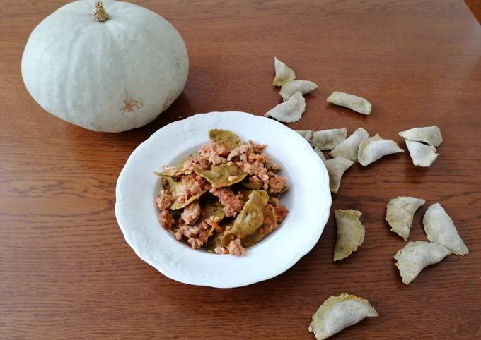 Mezzelune di cicoria ripiene di zucca con ragù di salsiccia