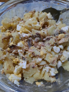 Una foto de Ensalada en 5 pasos: sardinas, papa, huevo