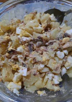 Una foto de Ensalada en 5 pasos: sardinas, papa, huevo