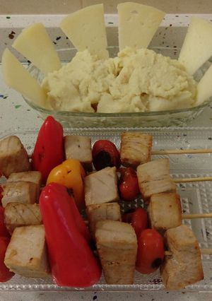 Foto principal de Pinchitos de atún y puré de patatas con queso