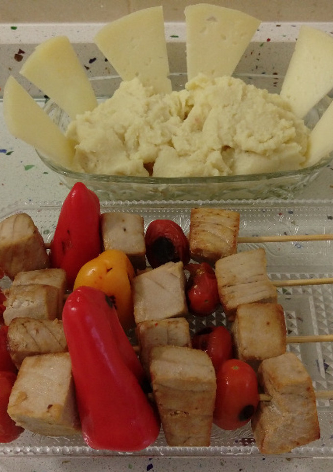 Una foto de Pinchitos de atún y puré de patatas con queso