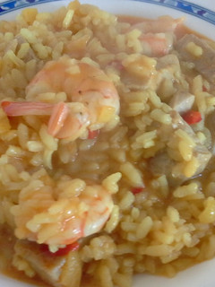 Una foto de Arroz con gambas y atún rojo