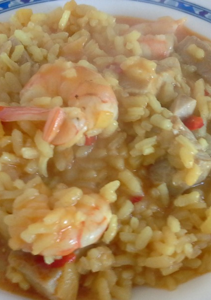 Una foto de Arroz con gambas y atún rojo